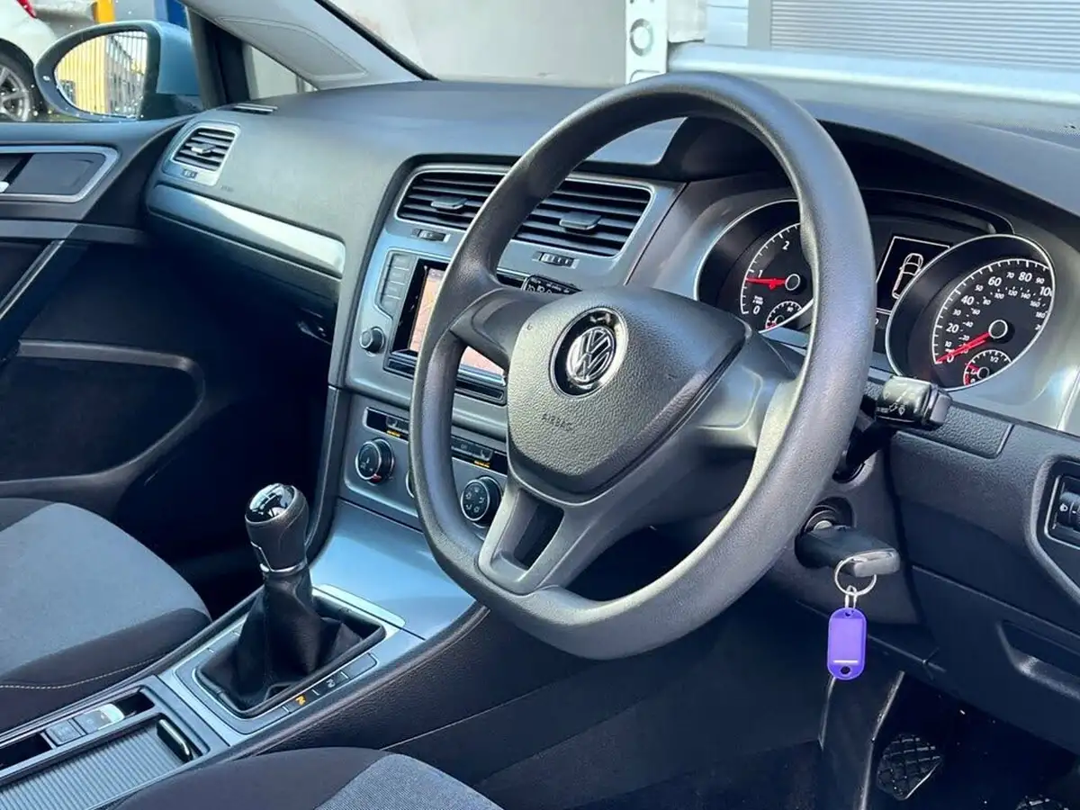 2015-volkswagen-golf-16tdi-bluemotion-ss-hatchback-5d-big-6