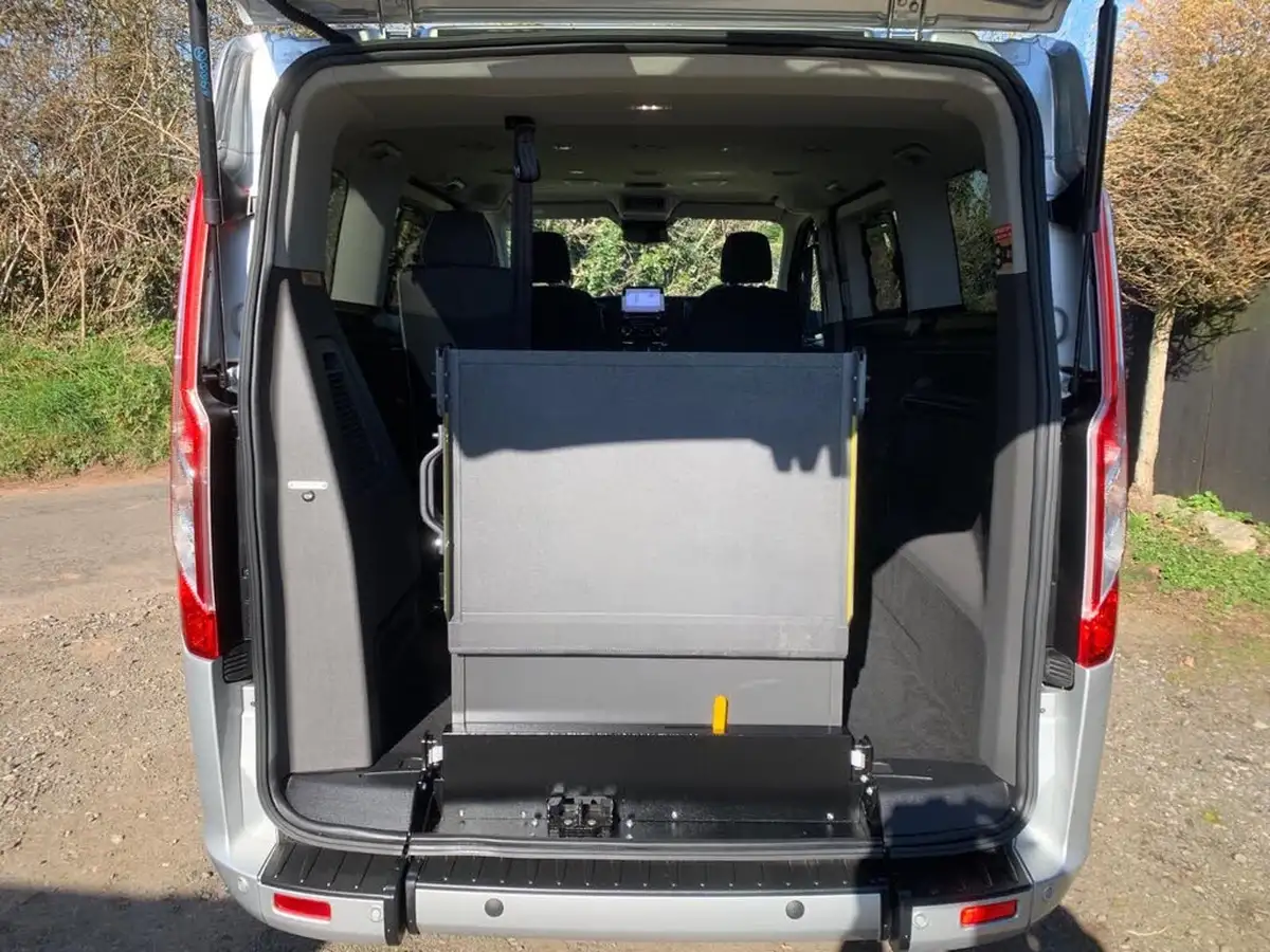 2024-ford-tourneo-custom-big-4