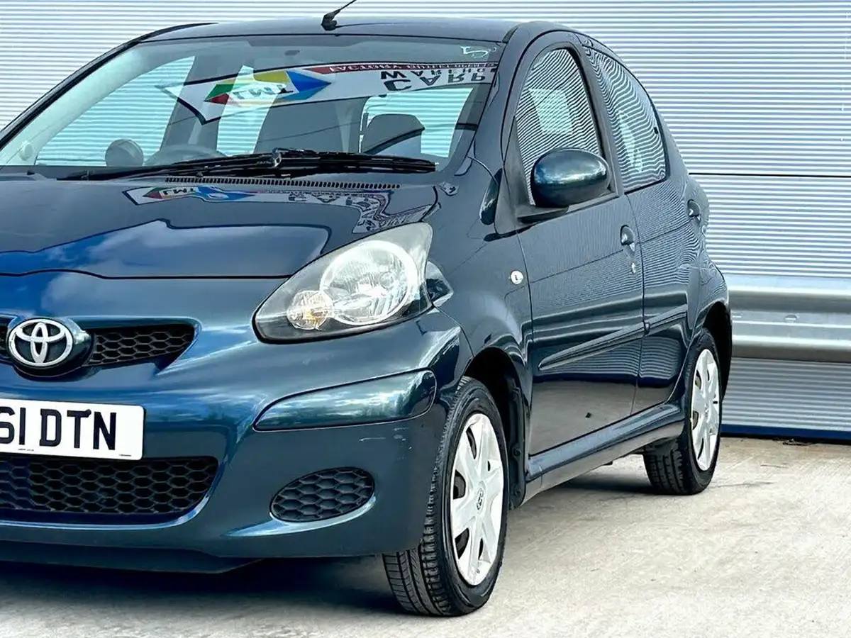 2011-toyota-aygo-10-aygo-ice-5d-big-7