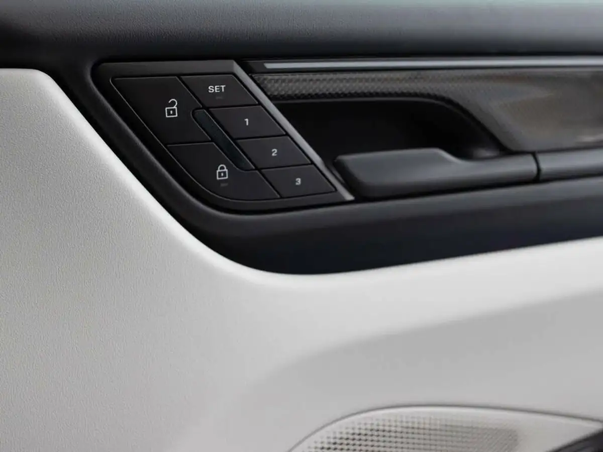 2024-porsche-macan-e-turbo-electric-big-39