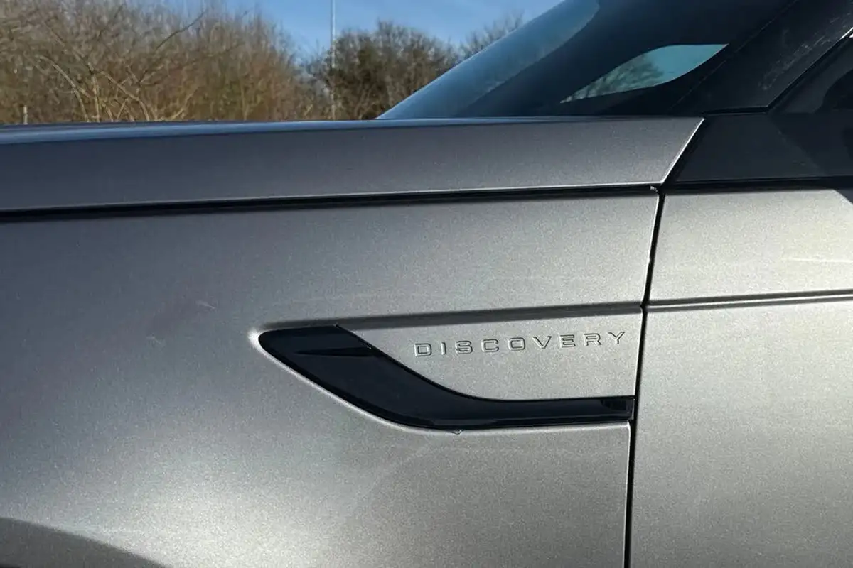 2023-land-rover-discovery-30-d300-dynamic-hse-big-42