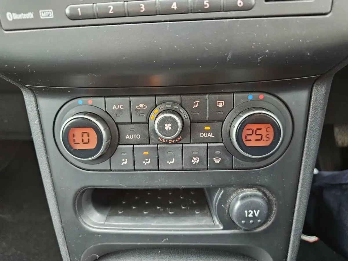 2011-nissan-qashqai-20-acenta-big-16