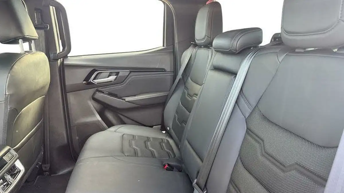2024-isuzu-d-max-19td-v-cross-steel-edition-auto-big-3