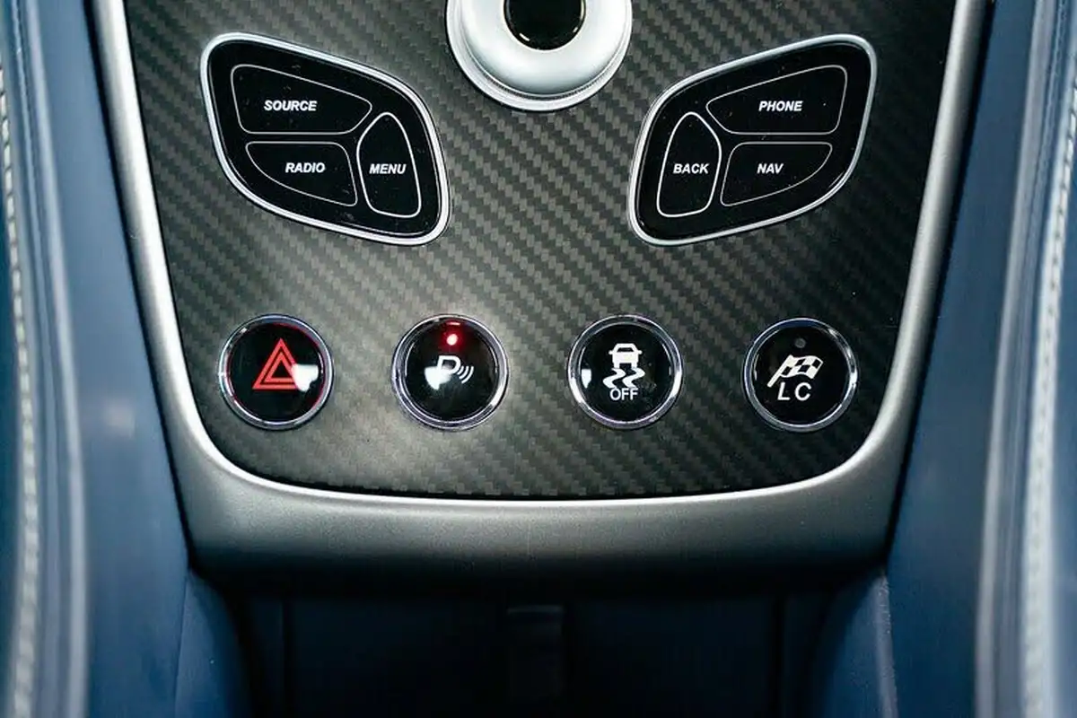 2015-aston-martin-vanquish-59-22-big-39