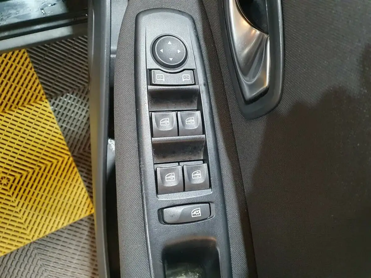 2013-renault-scenic-xmod-15dci-dynamique-tomtom-ss-big-31