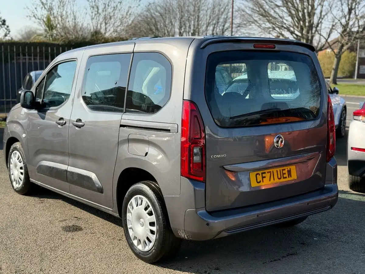 2022-vauxhall-combo-life-15-edition-big-3