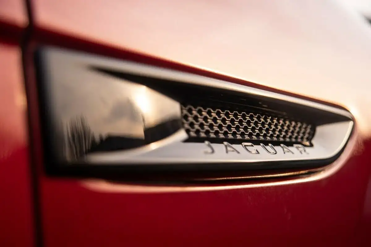 2016-jaguar-xf-30-s-big-39