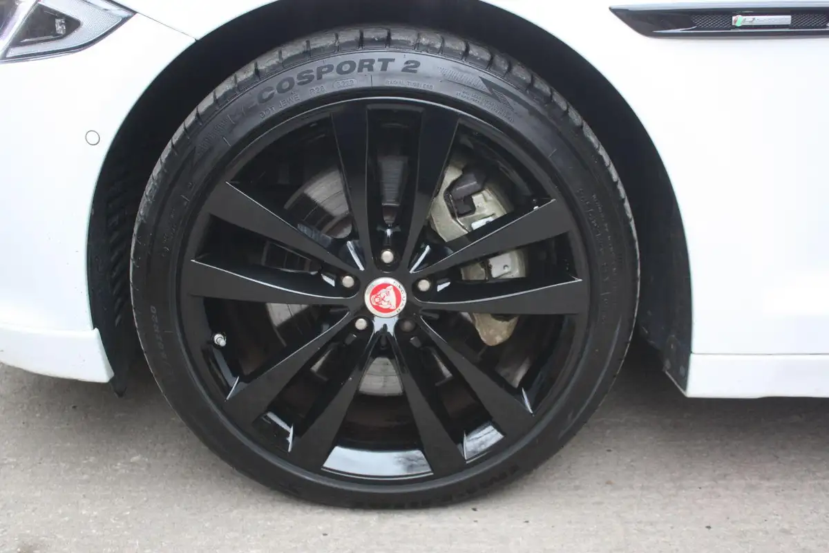 2017-jaguar-xj-series-30-xj-r-sport-big-23