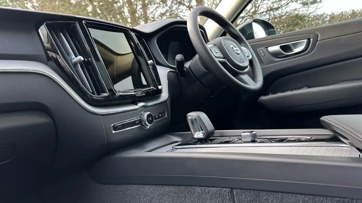 2024-volvo-xc60-20-b5-core-big-40