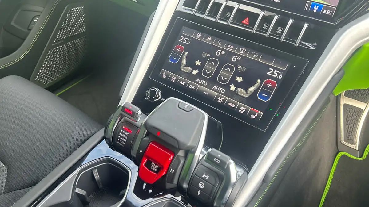2023-lamborghini-urus-40-no-trim-big-15