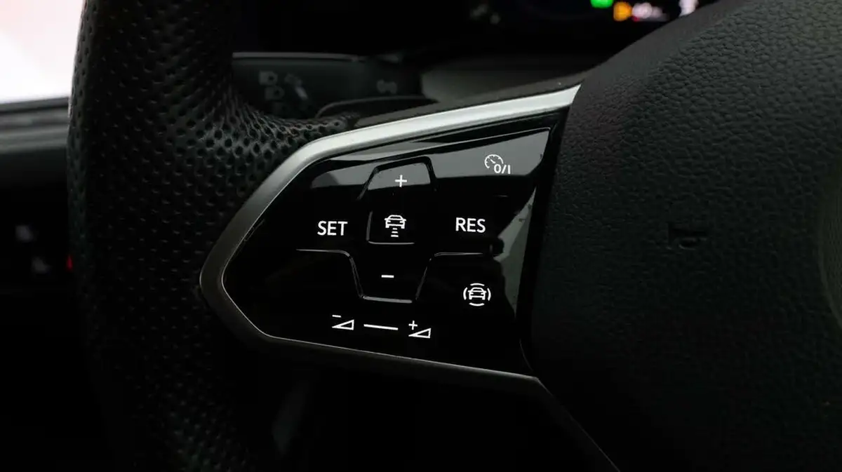 2021-volkswagen-golf-15-etsi-r-line-150ps-hatchback-big-25