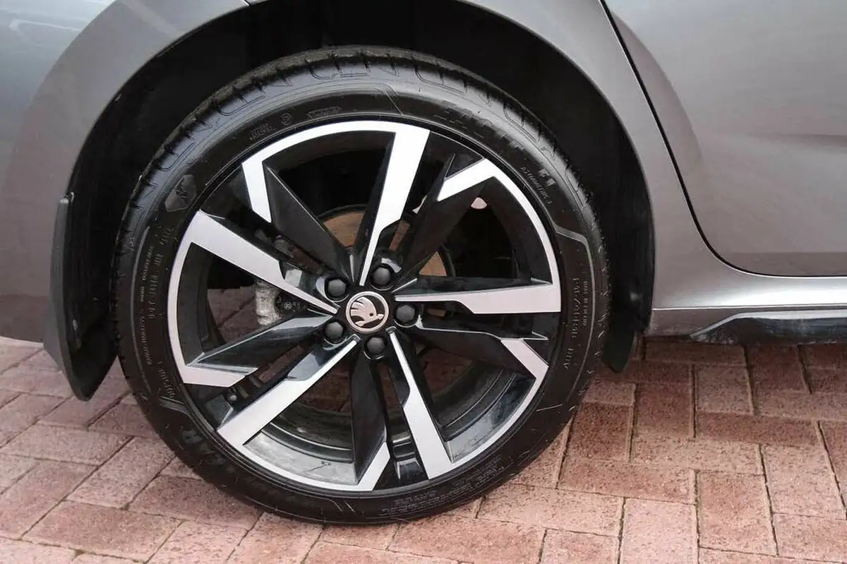 2024-skoda-kamiq-10-tsi-monte-carlo-116ps-big-4