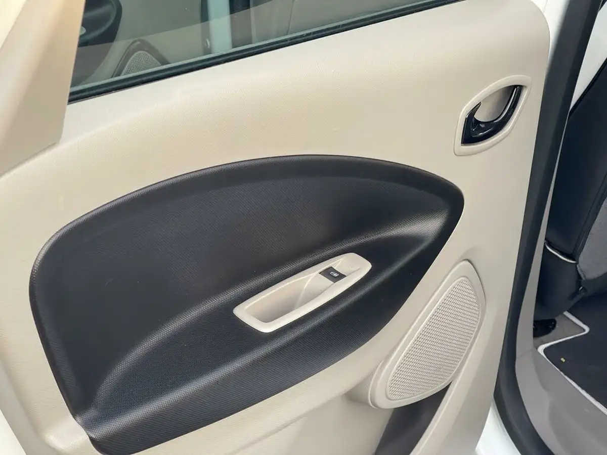 2015-renault-zoe-e-dynamique-nav-big-41