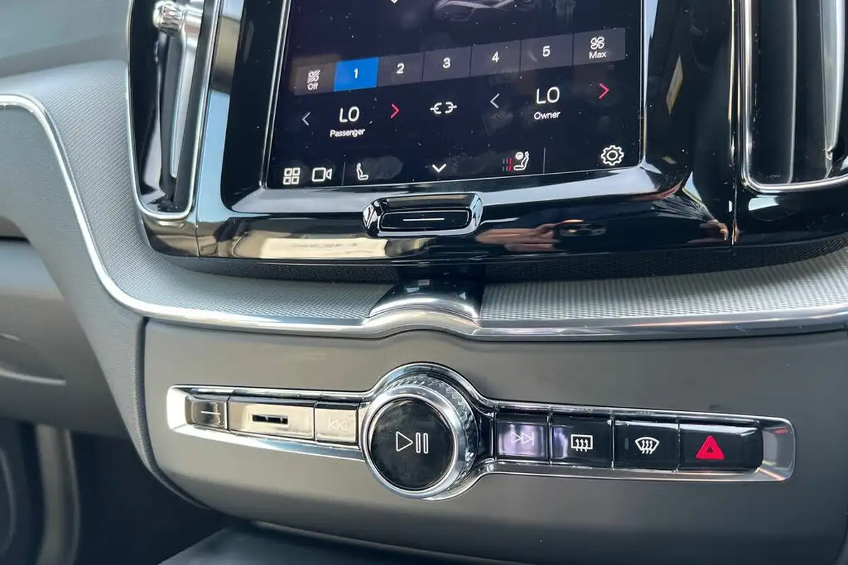 2024-volvo-xc60-20-b5-plus-black-edition-big-13