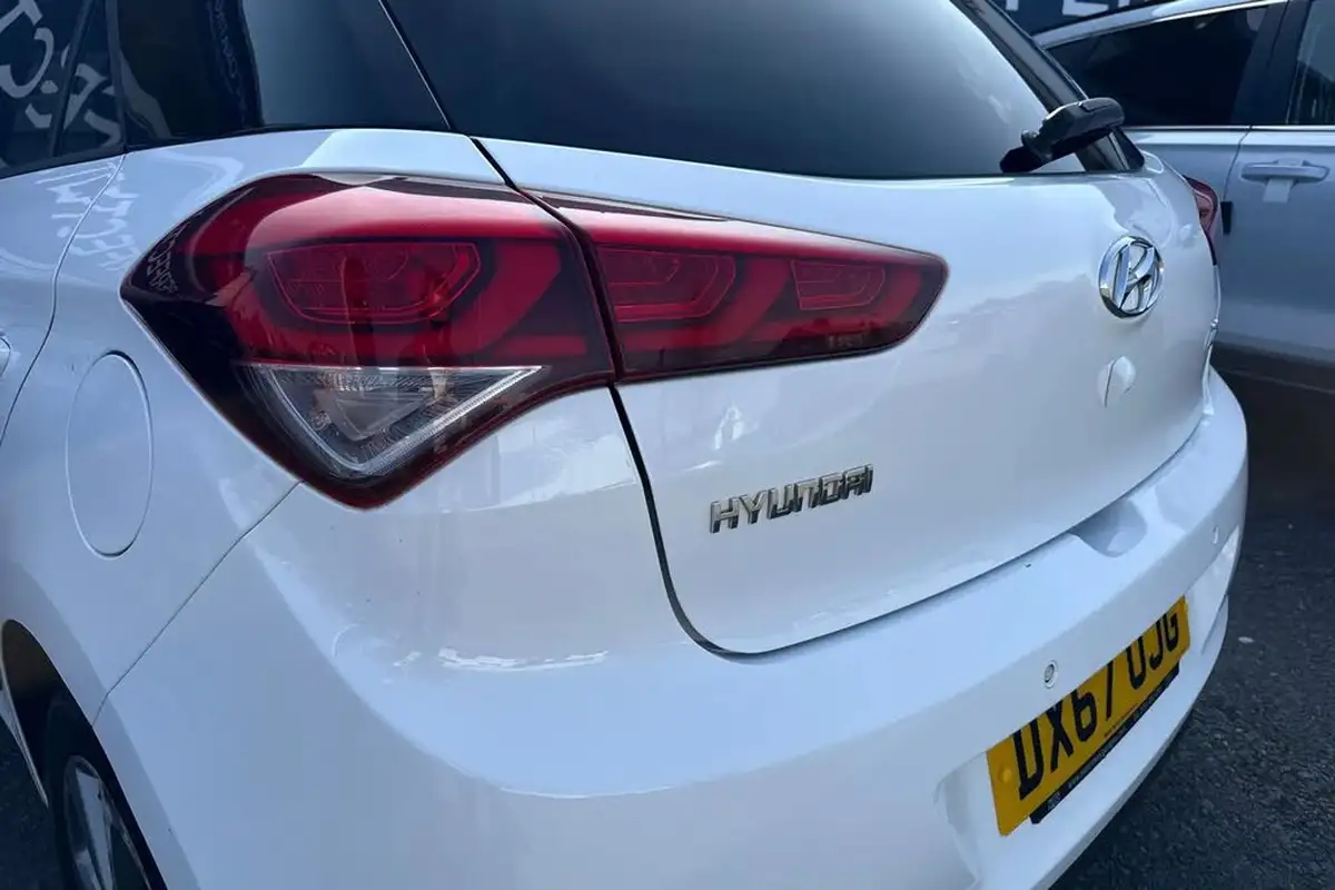 2017-hyundai-i20-12-premium-se-nav-big-7