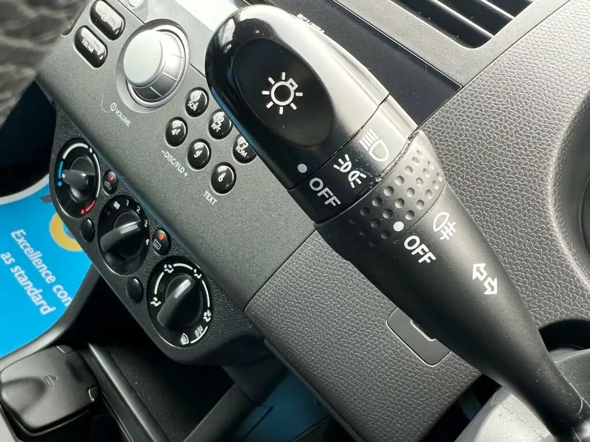 2009-suzuki-swift-13-gl-5d-big-38