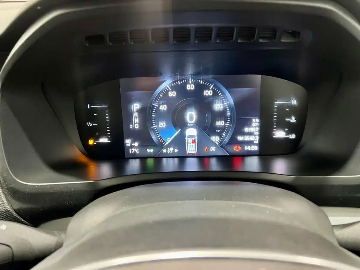 2017-volvo-xc90-20td-d5-momentum-pro-awd-big-15