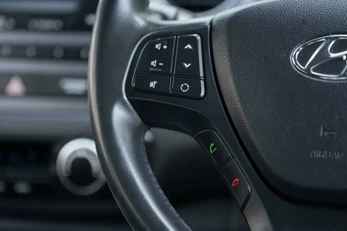 2017-hyundai-i10-12-premium-big-21