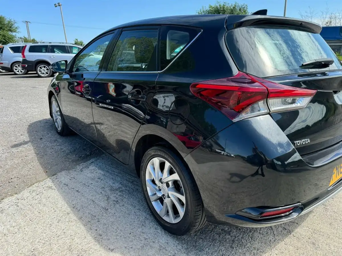 2016-toyota-auris-16d-business-edition-tss-hatchback-big-11