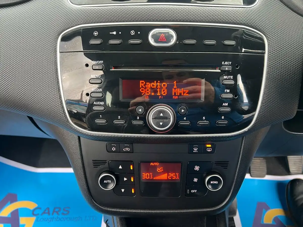 2013-fiat-punto-14-easy-8v-77bhp-brio-3d-big-18