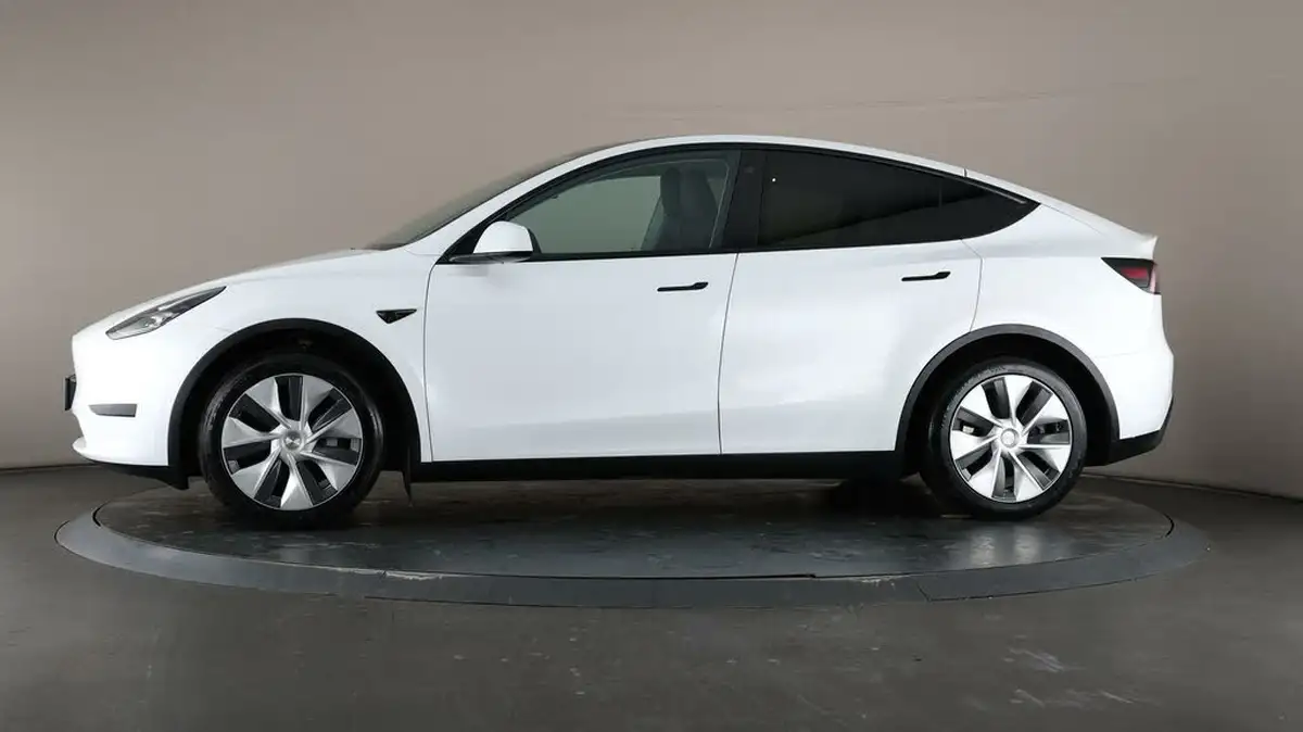 2022-tesla-model-y-e-rwd-big-36