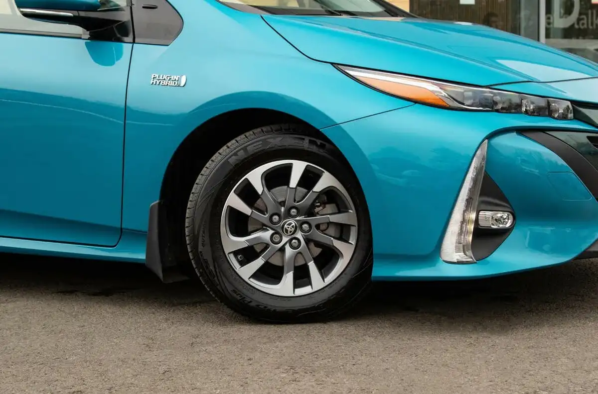 2017-toyota-prius-18-vvt-i-business-edition-plus-solar-roof-big-1