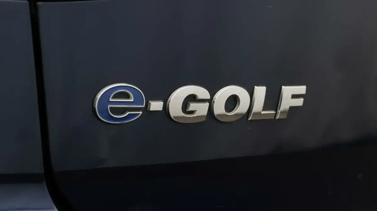 2019-volkswagen-golf-e-e-golf-big-21