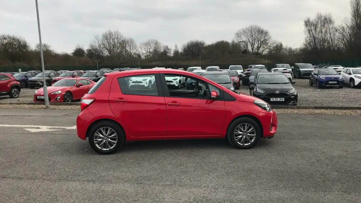 2018-toyota-yaris-15-vvt-i-icon-navi-big-15