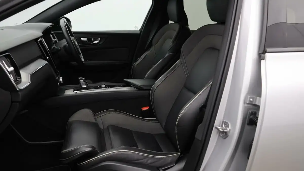2020-volvo-v60-20-b4-r-design-big-13