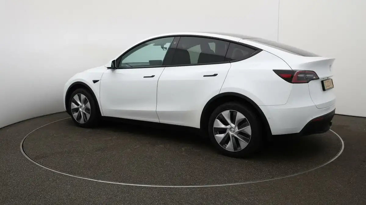 2022-tesla-model-y-e-long-range-big-28