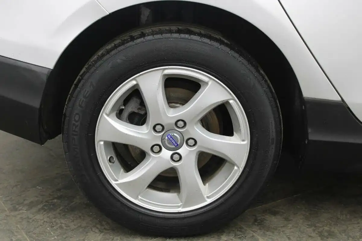 2013-volvo-v40-20td-d3-cross-country-se-big-8