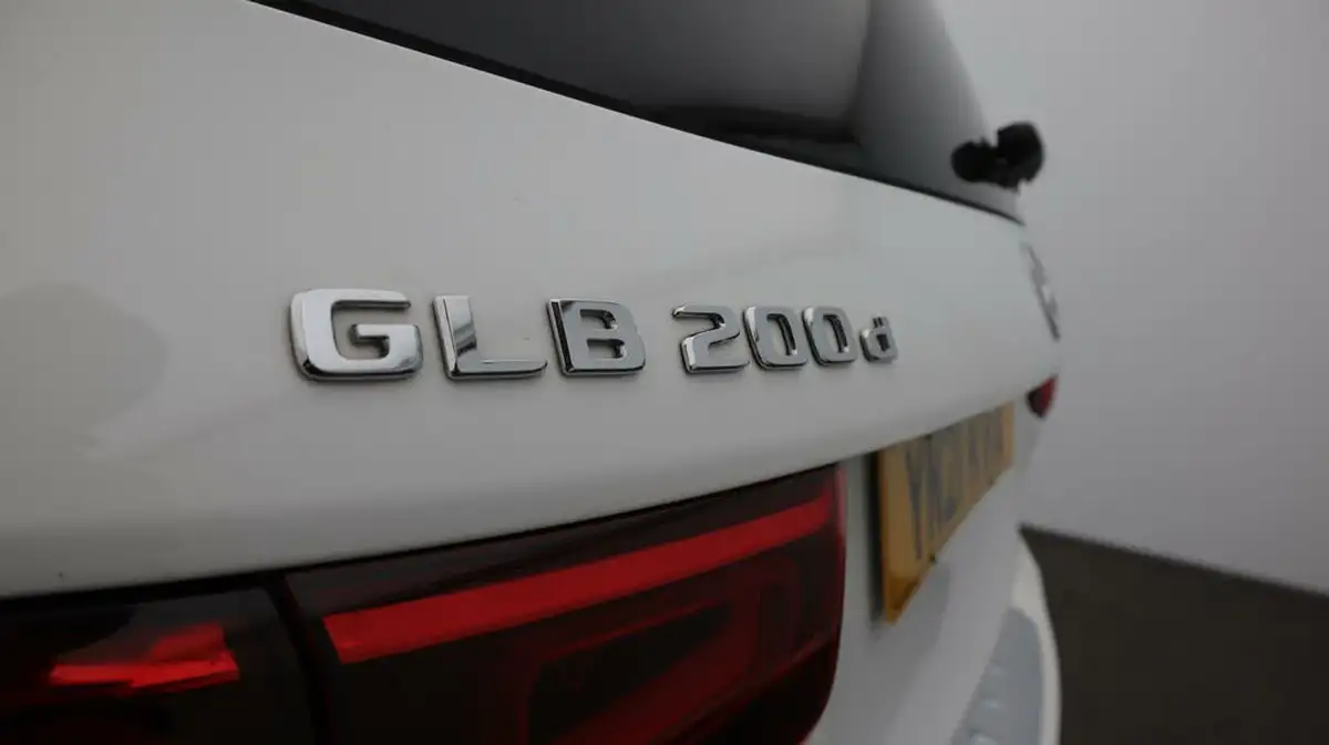 2021-mercedes-benz-glb-class-20d-glb200d-amg-line-premium-4matic-big-24