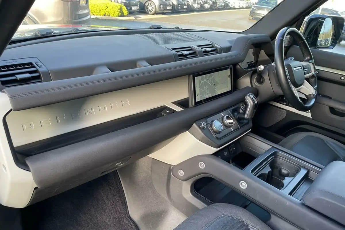 2020-land-rover-110-defender-20-p300-se-110-big-47
