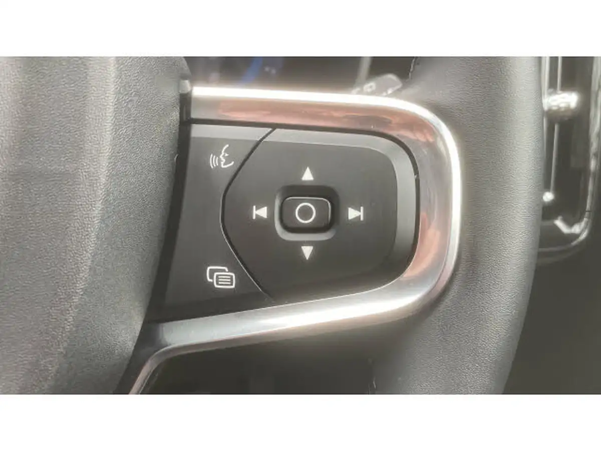 2024-volvo-xc40-20-b4-ultra-bright-big-18
