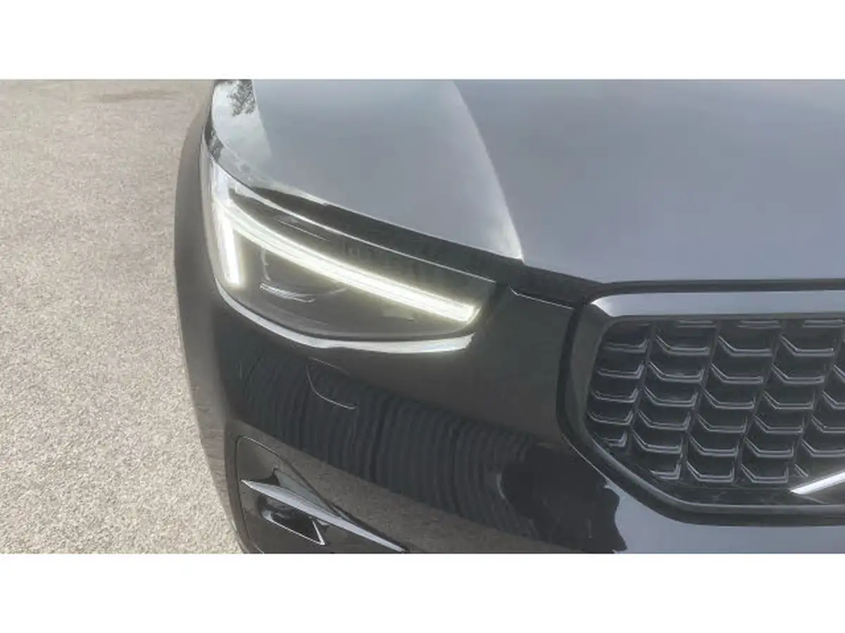 2024-volvo-xc40-20-b4-ultra-bright-big-42
