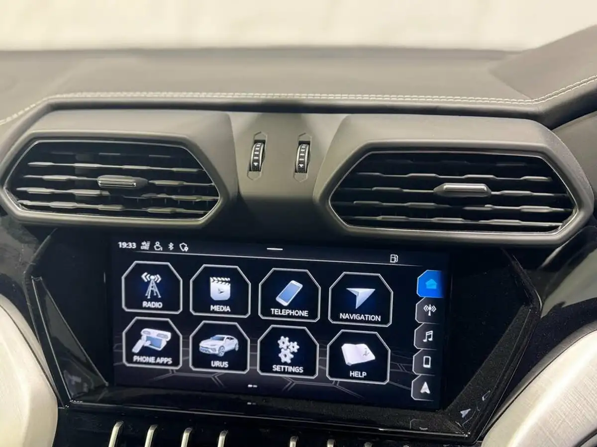 2021-lamborghini-urus-40-no-trim-big-32