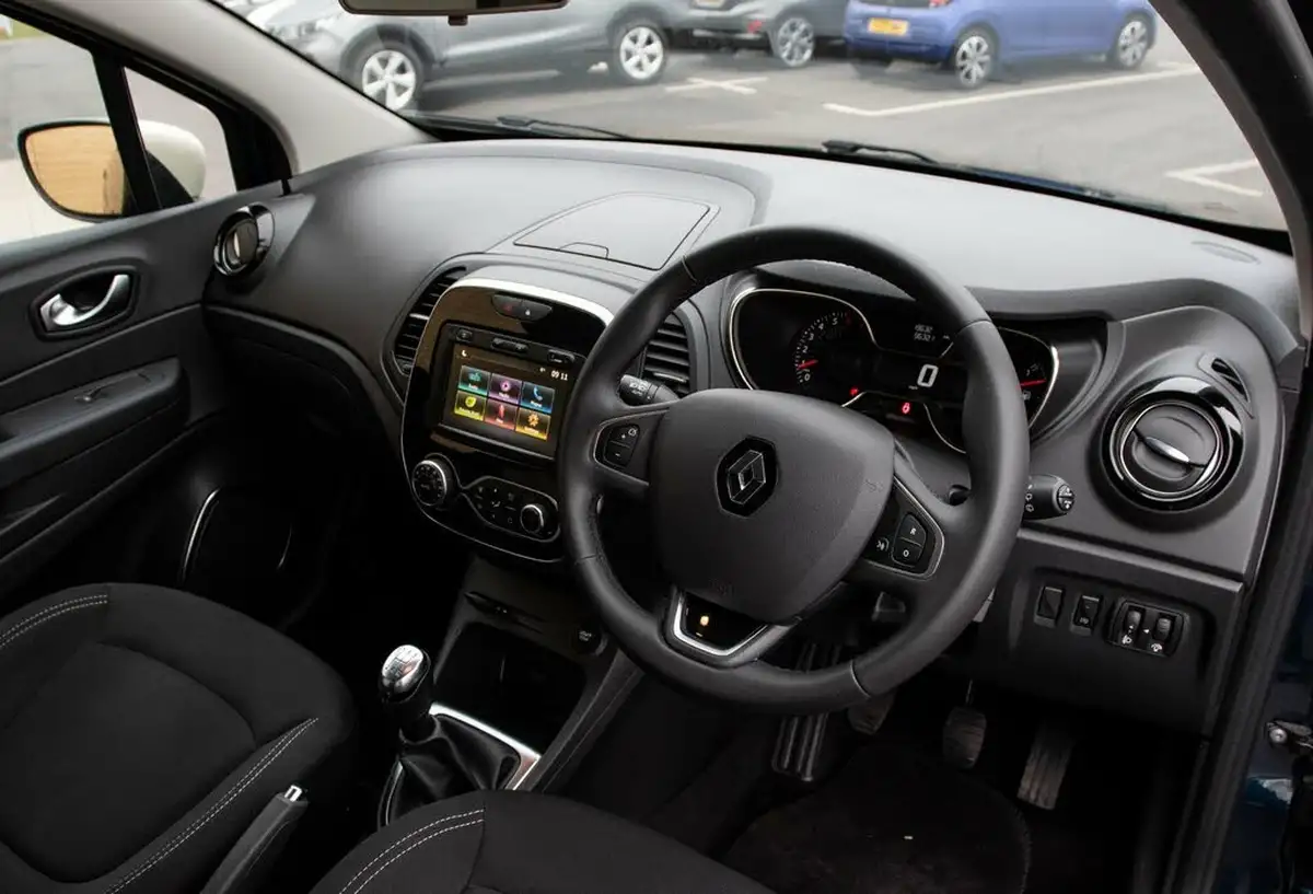 2019-renault-captur-09-tce-iconic-big-4