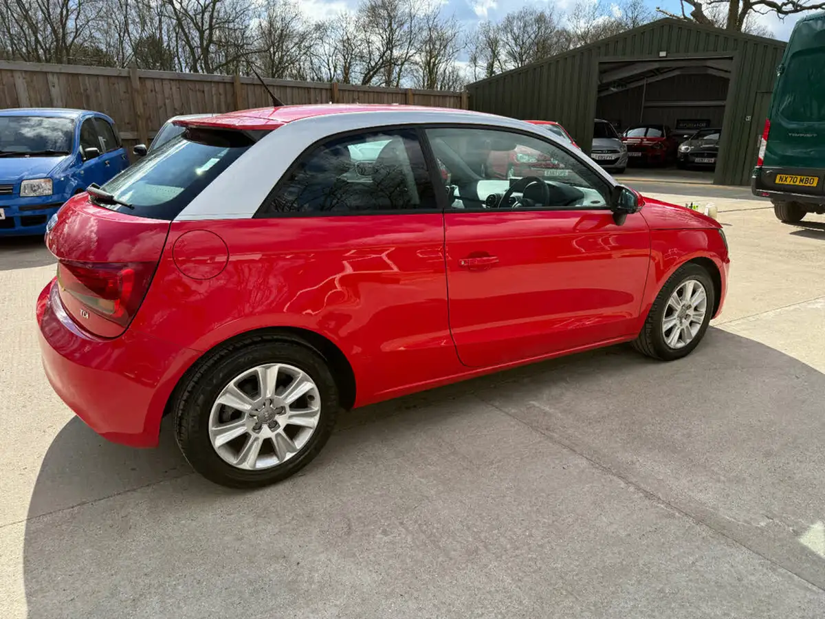 2011-audi-a1-16td-se-hatchback-3d-big-14