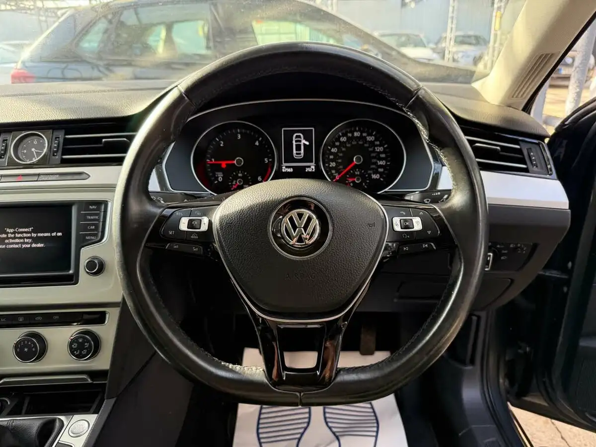 2017-volkswagen-passat-20tdi-se-business-ss-saloon-4d-big-25