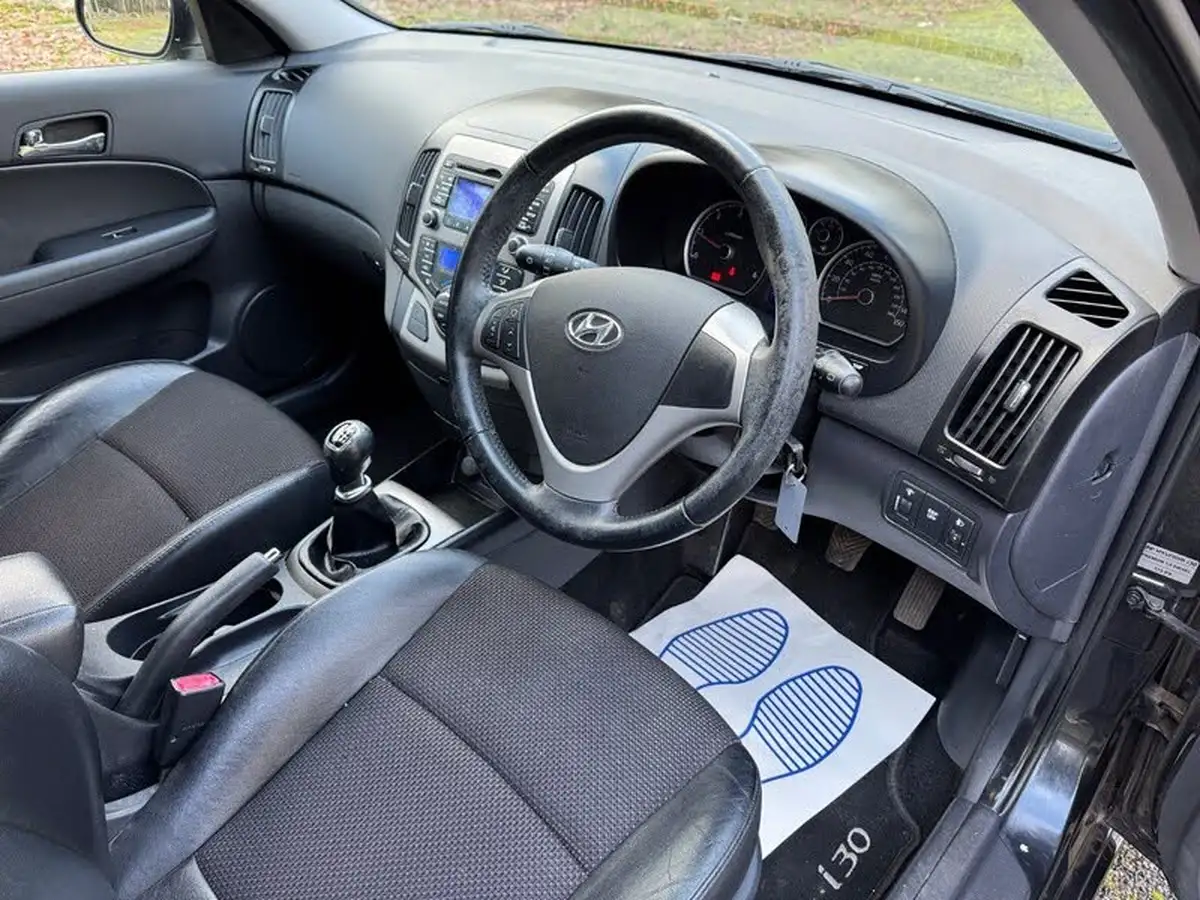 2011-hyundai-i30-16td-premium-16crdi-leather-estate-big-13