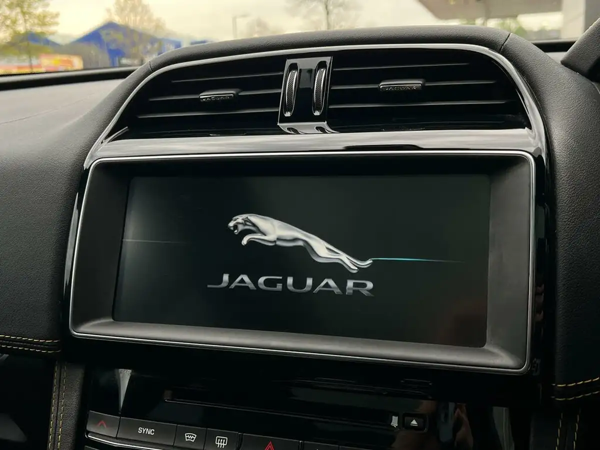 2019-jaguar-f-pace-20i-300-sport-big-42