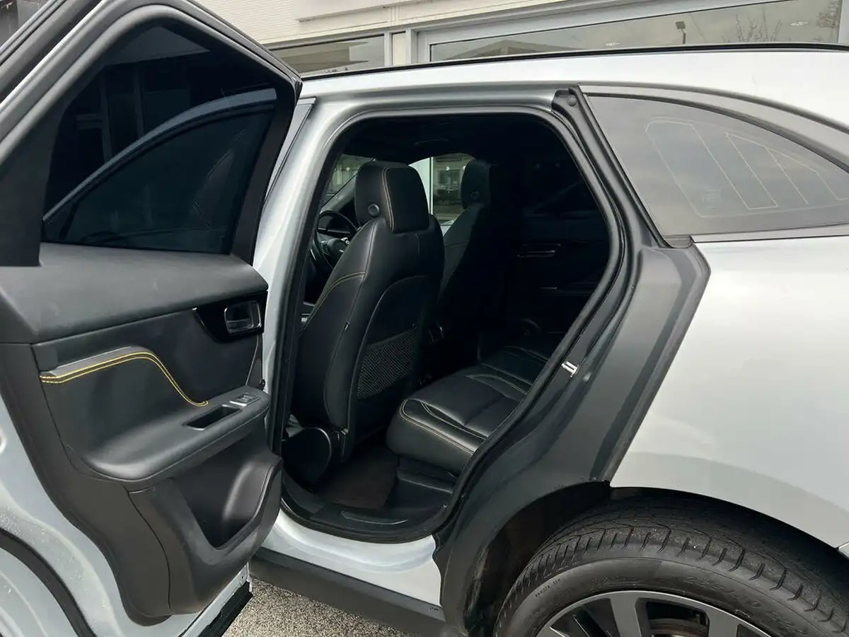 2019-jaguar-f-pace-20i-300-sport-big-18