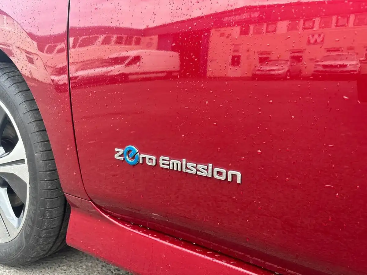 2019-nissan-leaf-e-tekna-big-28