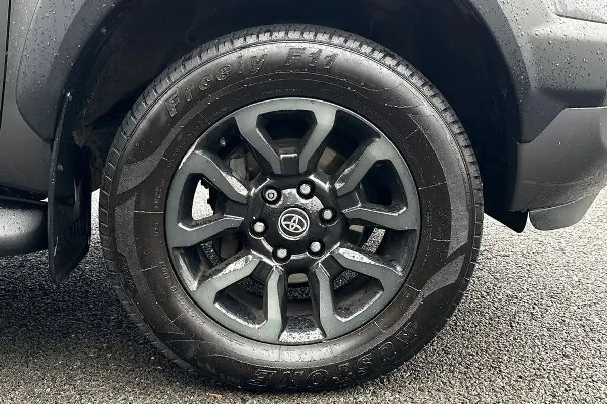 2021-toyota-hi-lux-28d-4d-invincible-x-at35-204hpeu6dt-e-big-9