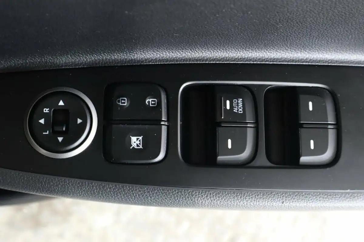 2018-hyundai-i10-10-go-se-66ps-big-30