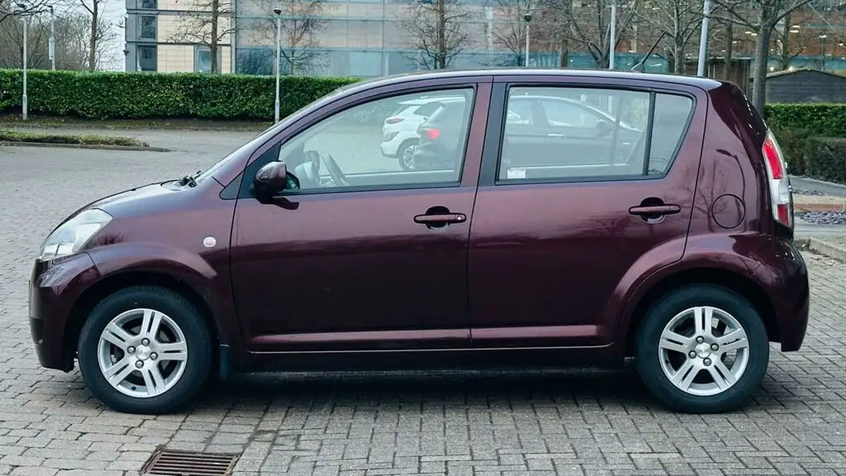 2009-daihatsu-sirion-13-se-big-5