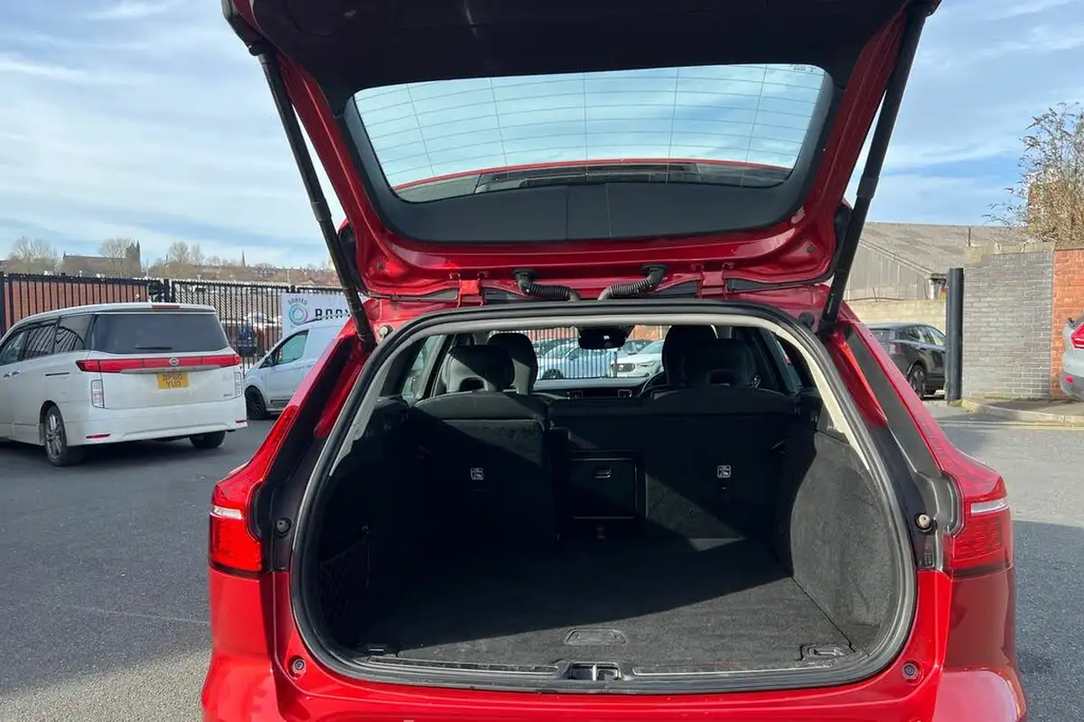 2021-volvo-v60-20-b4-momentum-big-7