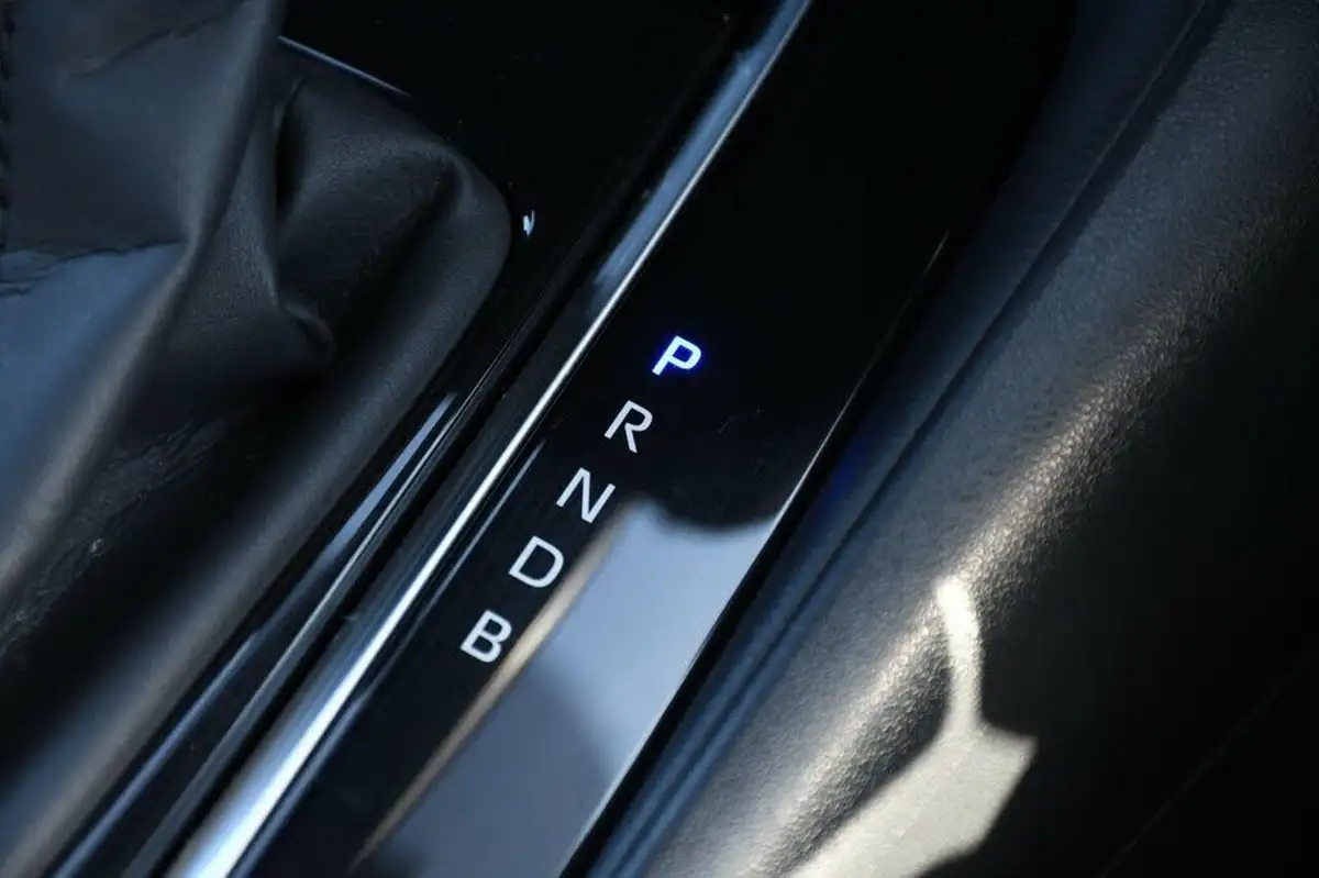 2022-toyota-corolla-18-vvt-i-icon-tech-trk-hatchback-5d-big-50