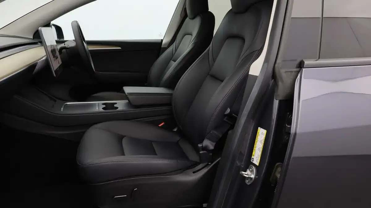 2022-tesla-model-y-e-long-range-big-13