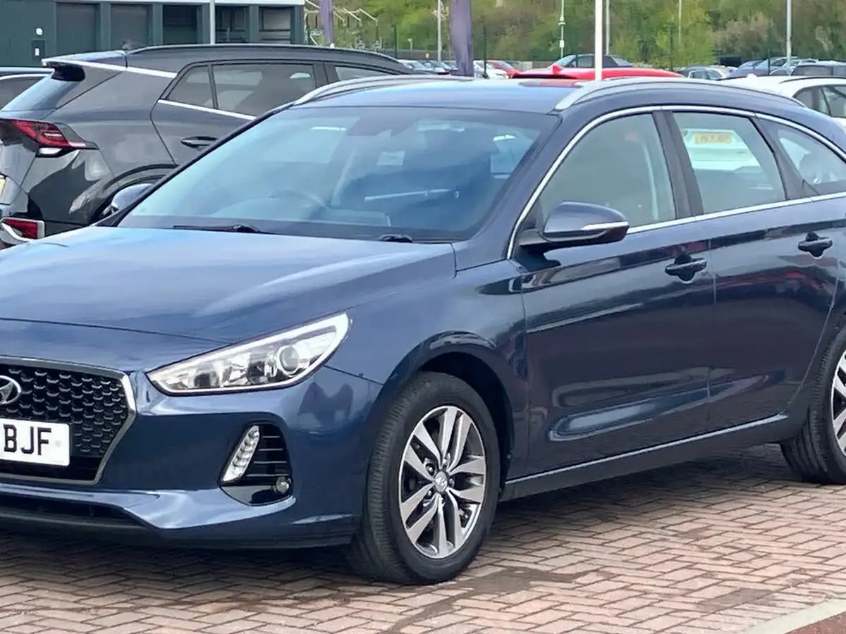 2017-hyundai-i30-14-t-gdi-se-nav-tourer-big-25